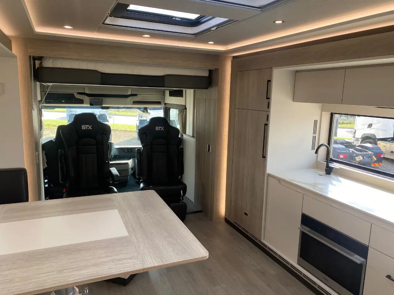 Scania S500 STX – luxe camper met 3 uitschuifbare modules